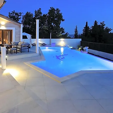 In Starigrad With Heated Pool 4*