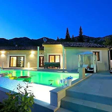 In Starigrad With Heated Pool 4*